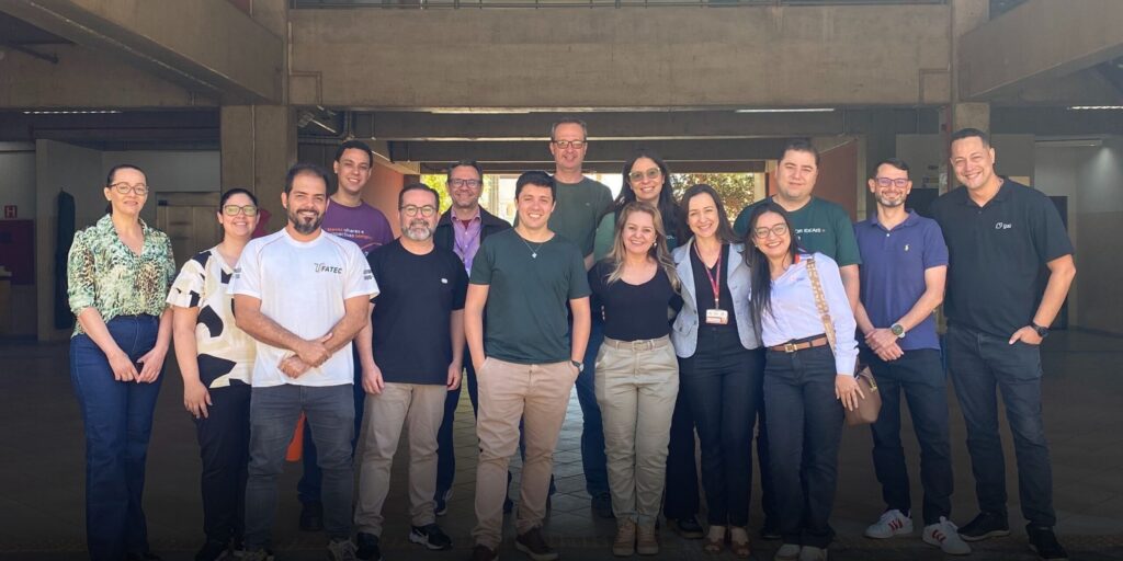 Equipe da Gali ao lado de representantes da ETEC e FATEC durante visita técnica para fortalecimento da formação em mecatrônica.