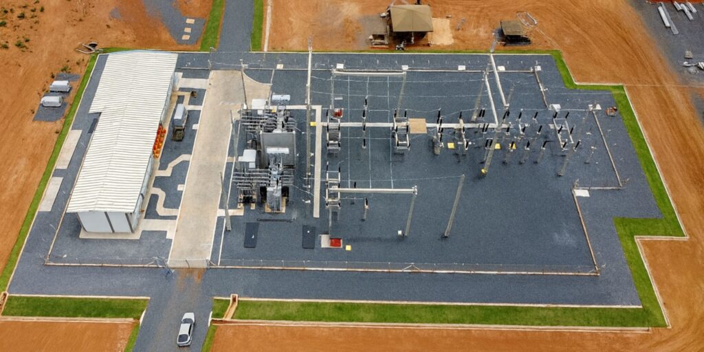 Vista aérea de subestação elétrica construída pela Gali, com pátio de equipamentos, transformadores, estruturas de média e alta tensão e edifício operacional, integrando infraestrutura essencial para geração e transmissão de energia.
