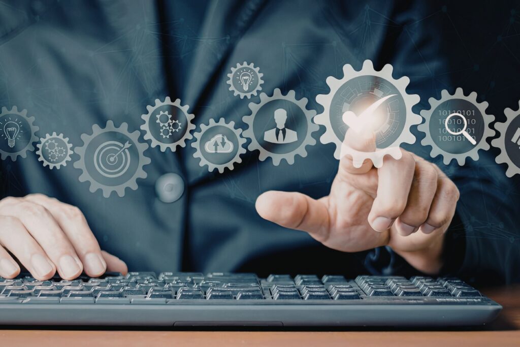 Profissional em ambiente corporativo interage com interface digital de engrenagens e ícones tecnológicos, simbolizando automação industrial.
