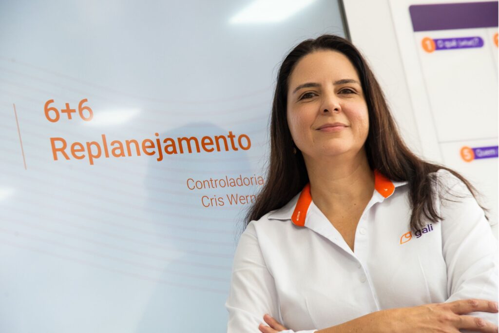 Colaboradora da Gali na área de Controladoria, em ambiente corporativo
