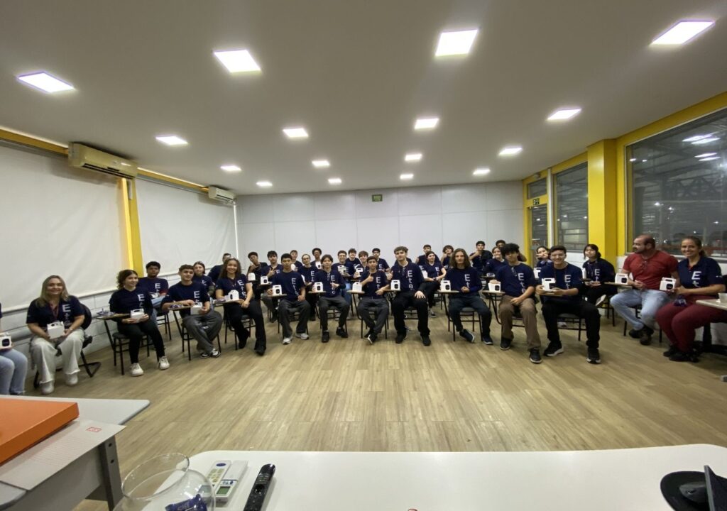 Alunos de Mecatrônica da ETEC em visita técnica à matriz da Gali Energia.