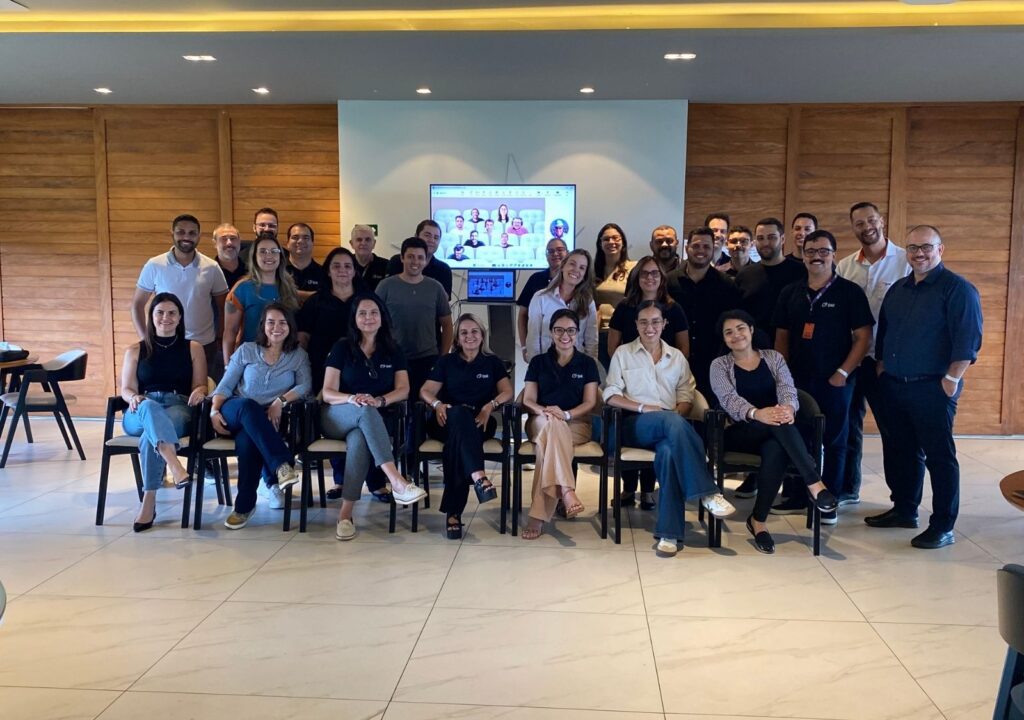 Equipe da Gali Energia reunida em ambiente corporativo para foto institucional.
