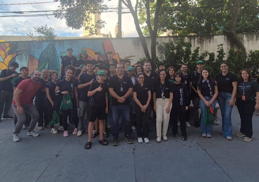 Equipe da Gali Energia reunida com alunos do curso de mecatrônica do Articulado Médio Superior da ETEC e FATEC.