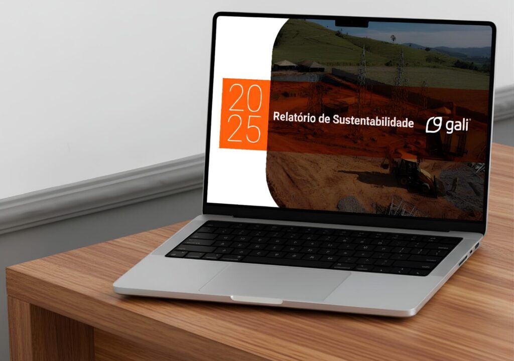 Relatório de Sustentabilidade 2025 da Gali Energia exibido na tela de um notebook sobre mesa de madeira.