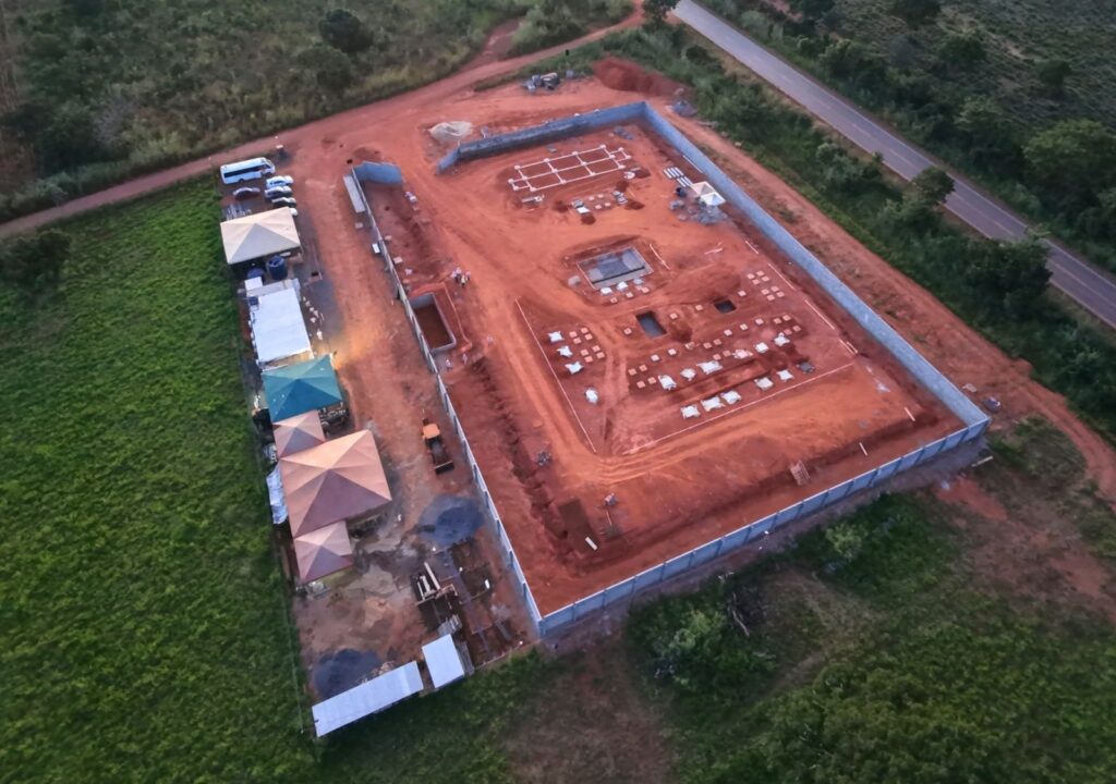 Vista aérea de canteiro de obras da Subestação Arinos 3, mostrando conclusão das fundações do MIMC com estruturas de concreto e área organizada.