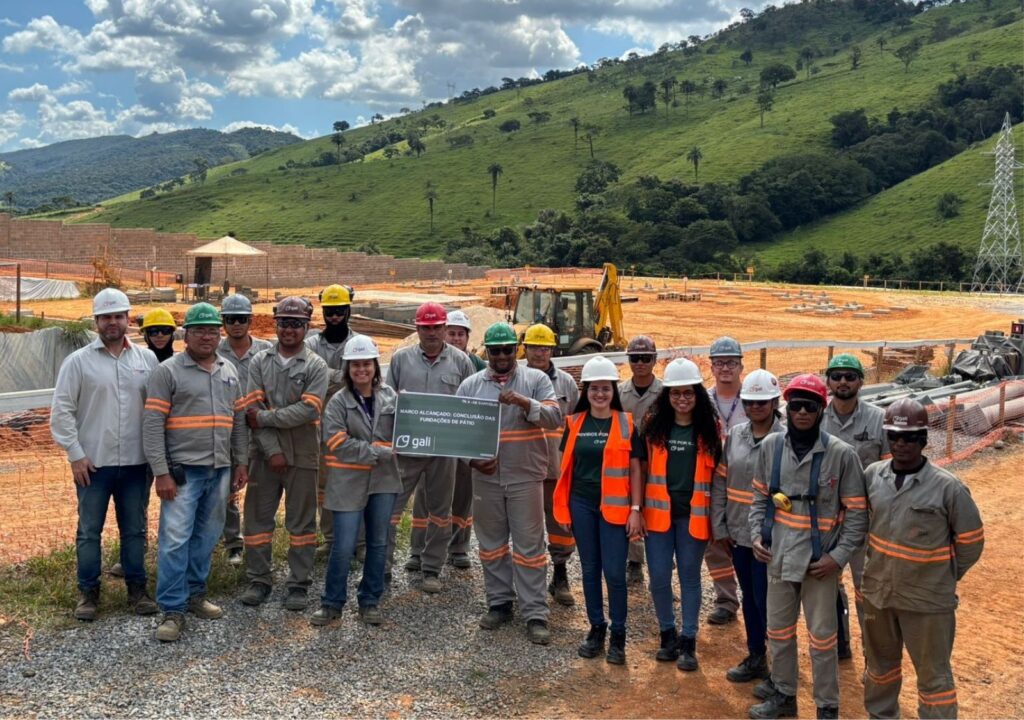 Equipe da Gali Energia em canteiro de obras da Subestação Capitólio 1, celebrando marco de conclusão de fundações do pátio.