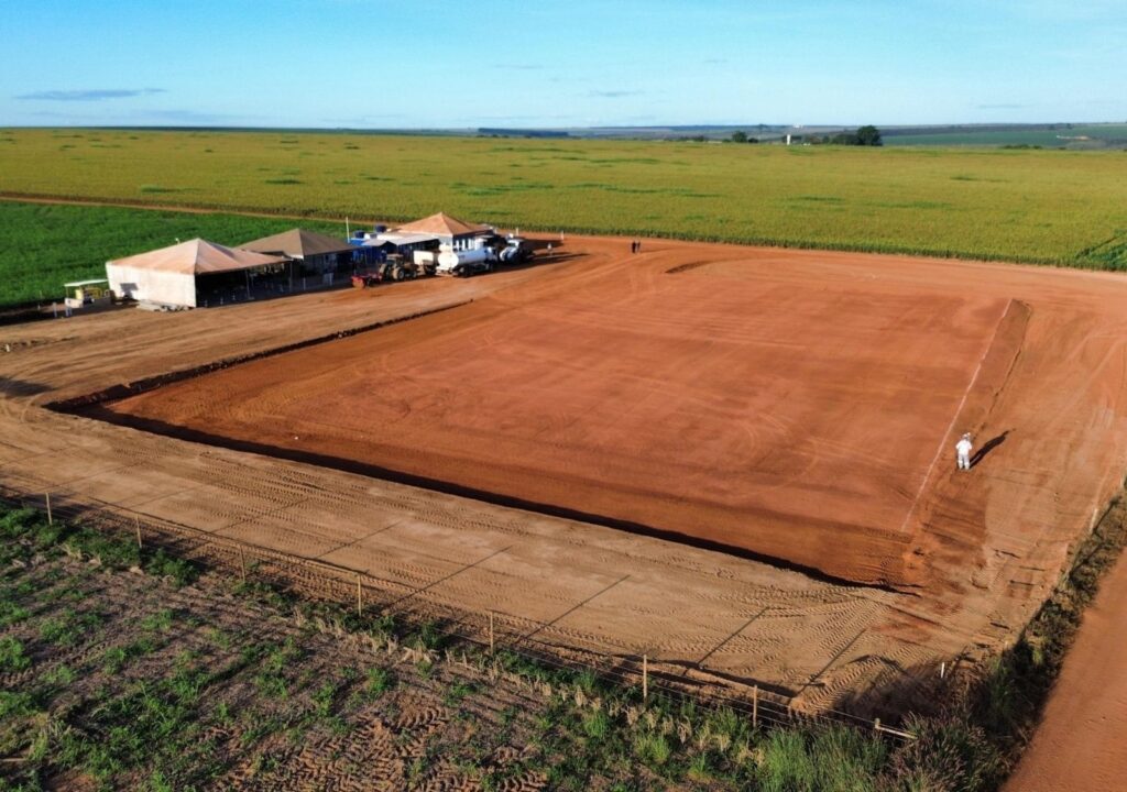 Imagem aérea da Subestação Paracatu 9 com terraplanagem finalizada, escavadeiras em operação e solo preparado para fundações