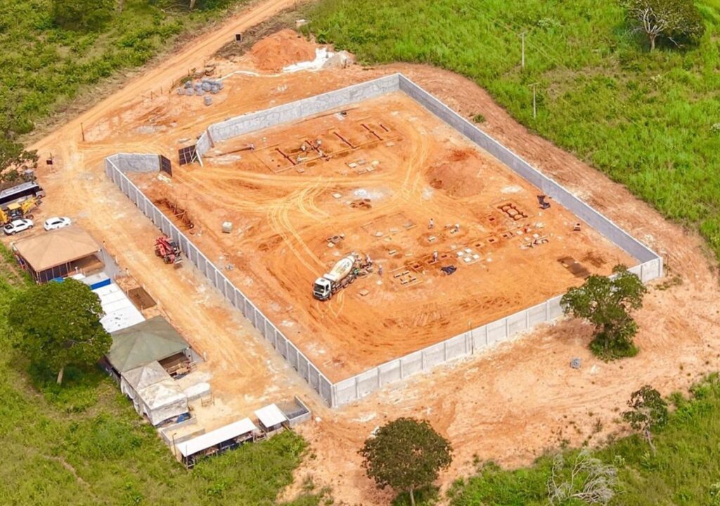 Vista aérea de canteiro de obras da Subestação Riachinho 2, mostrando conclusão do muro periférico.